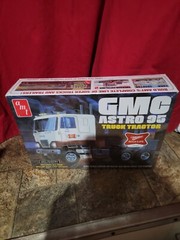 AMT GMC Astro 95 Semi Tractor Miller Beer AMT1230 Plastics Car/Truck 1/24-1/25