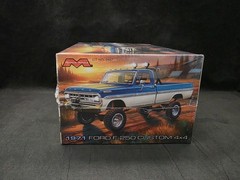 Moebius 1971 F-250 Custom 4×4 Pickup 1:25 Scale Plastic Model Kit 2567