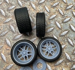 1/24 Scale: 21/20 Inch Weld Laguna Wheels With Wide Rear Street Tires; Resin