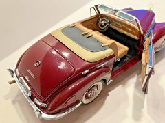 FRANKLIN MINT 1/24 1957 MERCEDES 300SC RDSTR–MB STAR INTACT!
