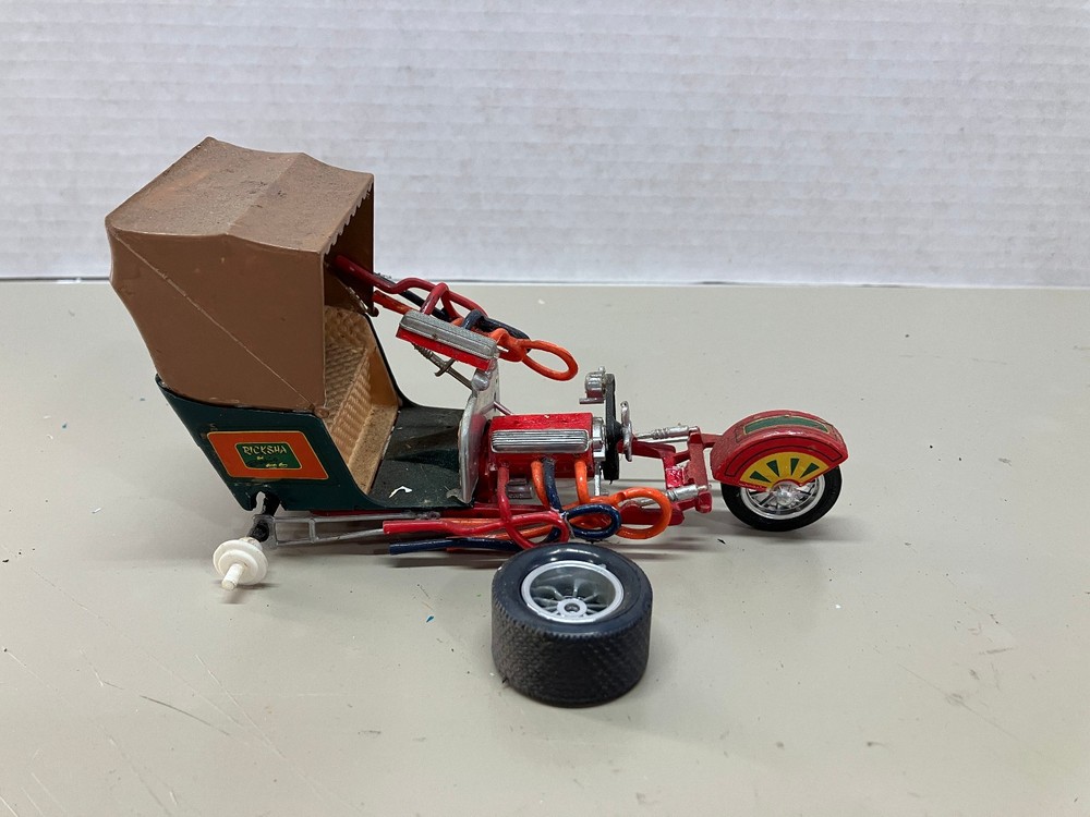 VINTAGE ORIGINAL AMT 1/25 SCALE 1960’S GEORGE BARRIS RICKSHAW JUNKYARD KIT