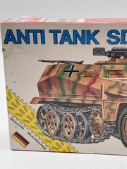 ESCI ERTL 8373 Sd.Kfz. 250/10 German Anti-Tank Vehicle WWII 1:72 Scale Model Kit
