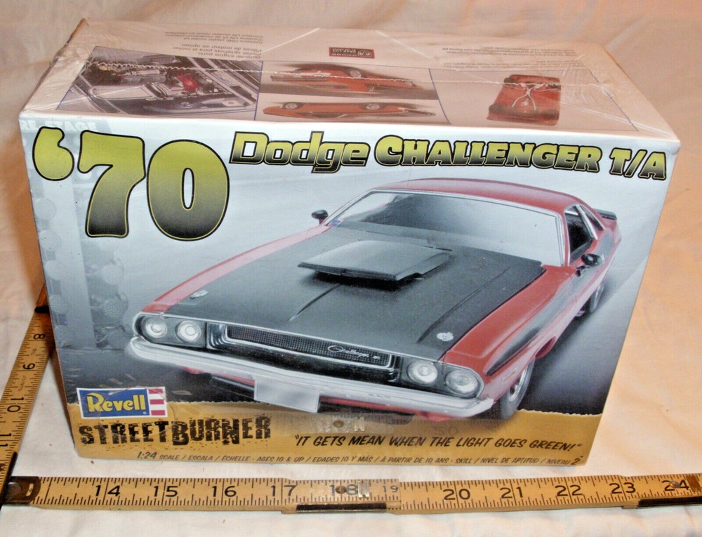REVELL 1970 DODGE CHALLENGER T/A STREET BURNER CAR MODEL 1:24 85-2596