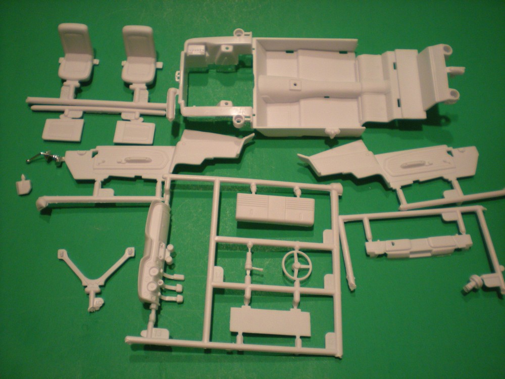 1968 Ford Mustang GT Cobra Model Car 1/25 Bucket Seat Interior Tub Dash Door