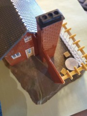 Faller No.264 – H0 60’s Vintage House w/Outdoor Patio & RR Train Platformloo