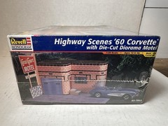 Revell Highway Scenes 1960 Corvette 1:25 Model Kit #85-7802 1997 NEW SEALED