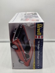 Revell: ’70 Dodge Challenger 2 ‘n 1 Model Kit – 1:24 Scale #85-2596 Sealed 2004
