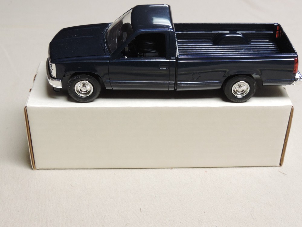 1989 Chevrolet Silverado C1500 pickup 1/25 ERTL dealer promo Blue RZ model truck