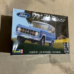 Revell Ford Bronco 1/25 Scale Plastic Model Car Kit 85-4320 NEW IN BOX
