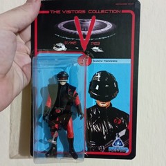 V Visitors X3 figures 3.75 inch and Skyfighter 1/18 scale model with open gates