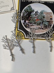Woodland Scenics TK13 5 Trees Straight Trunk 2-1/2″ Tall Kit SEALED