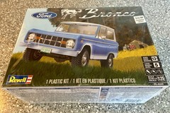 New In Box Revell Ford Bronco Plastic Car Model Kit Scale 1:25 Sealed 85-4320