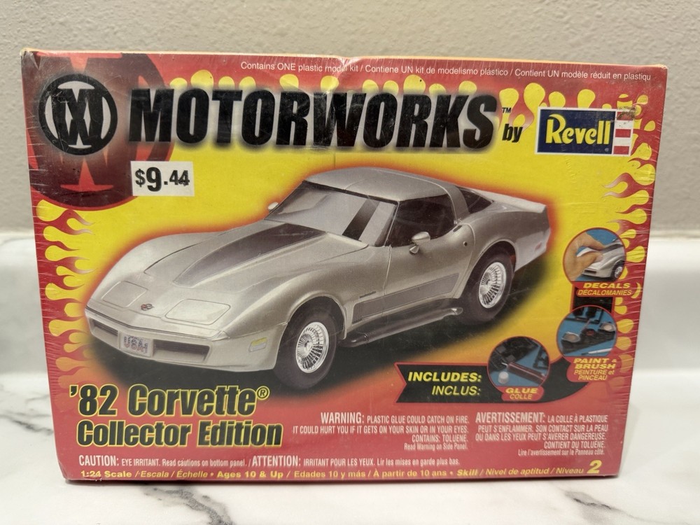 Motorworks by Revell ‘82 Corvette Collector Edition 2004 NEW