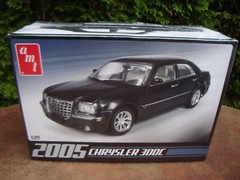 2005 Chrysler 300C Model Car Kit- 1/25 scale by Amt #681 NIB