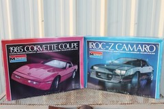 ~~VTG LOT OF 2 MONOGRAM MODEL CAR KITS 1/8 SCALE 1985 CORVETTE & IROC-Z CAMARO~