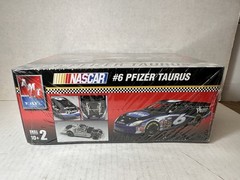 AMT Pfizer Ford Taurus NASCAR 1:25 Model Kit #38064 2003 NEW SEALED