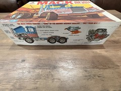 MPC Mack DM800 1:25 Plastic Model Kit Unassembled Not Painted Truck Vintage