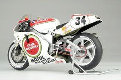 Beemax 1/12 Scale Suzuki RGV-r 500 (XR79) ’93 WGP500 Champion Model Kit #BX13001