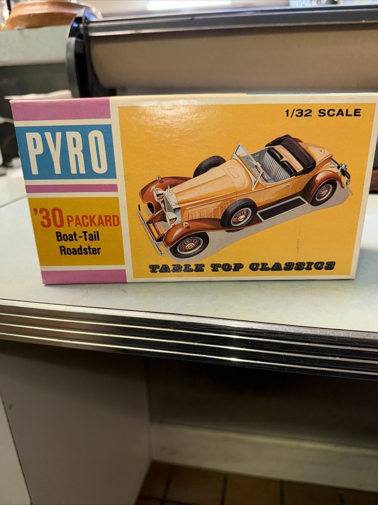 New 1968 Vintage PYRO 1930 Packard Boat-Tail Roadster 1:32 Plastic Model Kit