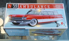 AMT AMT1395 1/25 ’59 CADILLAC AMBULANCE W/CHROMED GURNEY – SEALED