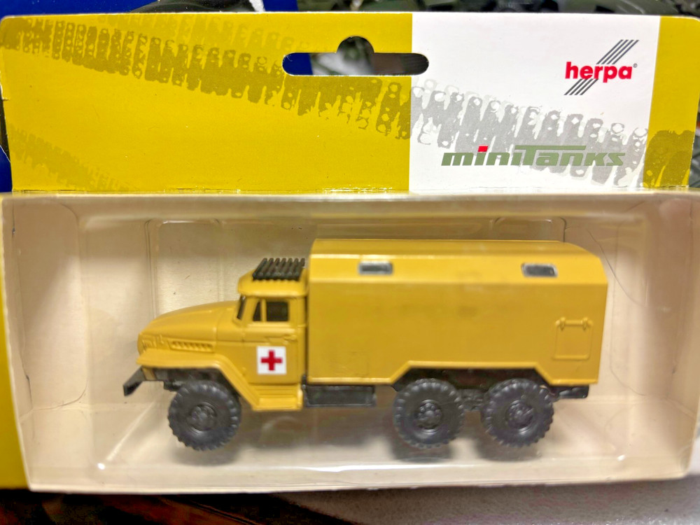 Roco Minitank Soviet Ural 4320 Medical LIMA35 free ship 1/87