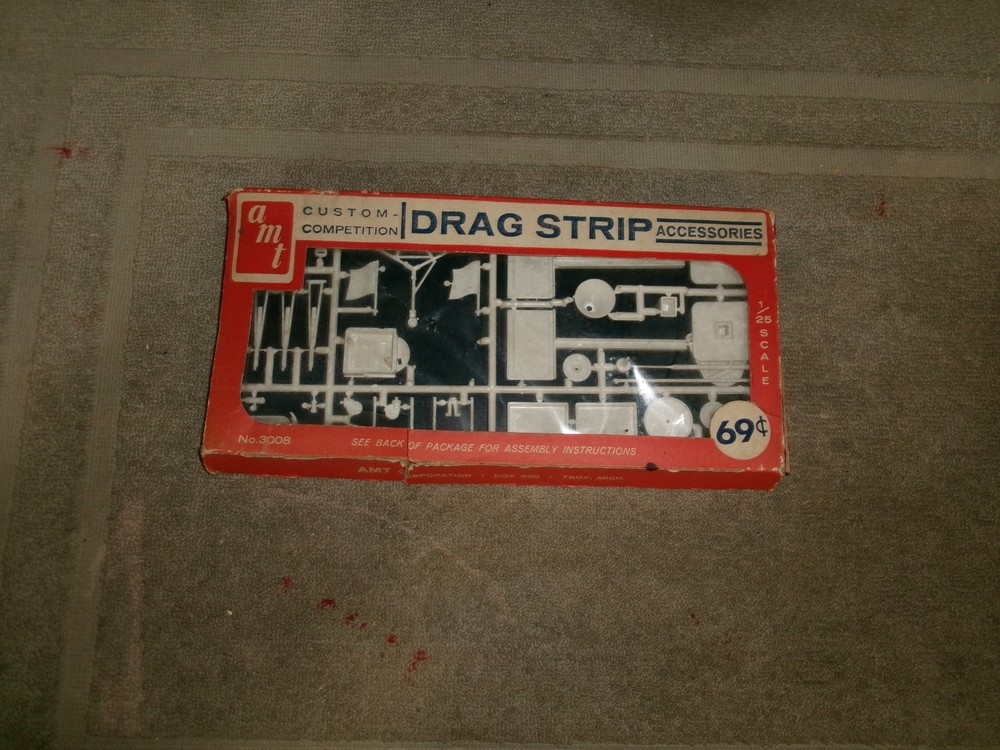 AMT 1/25 CUSTOM COMPETITION AUTO PARTS ON BLISTER PACK DRAG STRIP ACCESSORIES