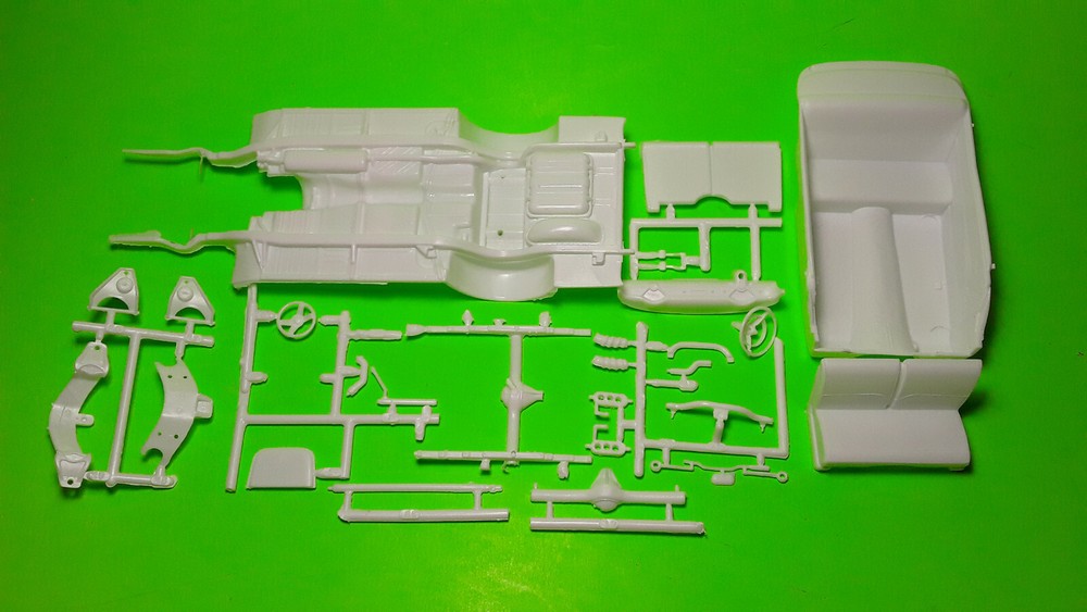 AMT 55 1955 Chevy Bel Air 1/25 Frame Axle Rear End Interior Tub Bench Seat Dash