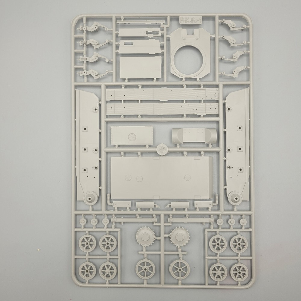 Master Box 1/35 Kleiner Panzerbefehlswagen IKLA MB3502 Parts Hull Wheels Sprue