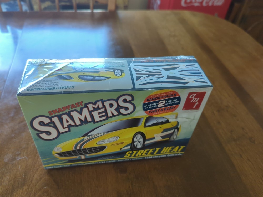 AMT Snapfast Slammers Street Heat 1998 Chrysler Concorde 1/25 Scale Snap Togethe
