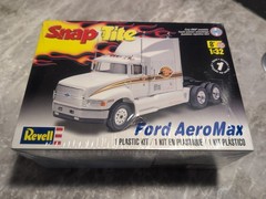 Revell SnapTite Ford AeroMax Semi Truck Model Kit 1:32 Scale Sealed Box Damage