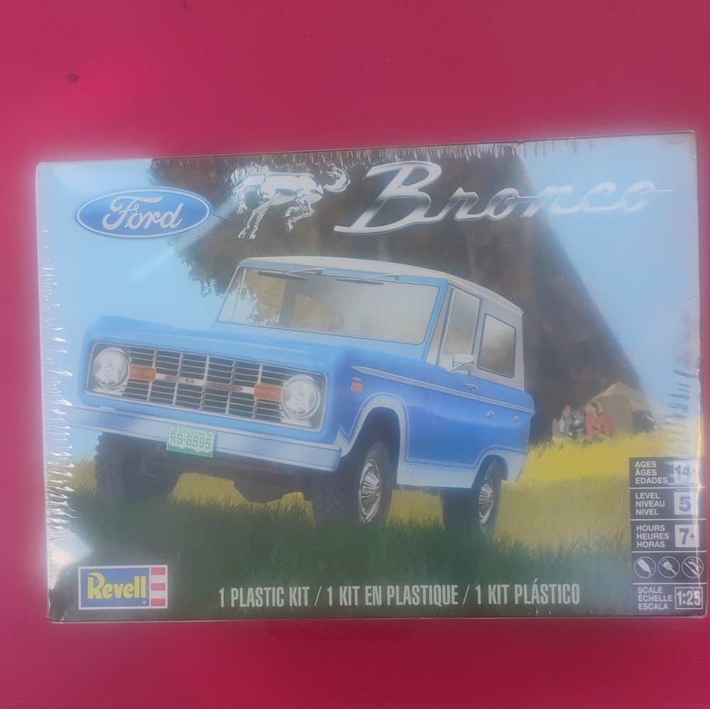 Revell Ford Bronco 1:25 Plastic Model Car Kit Unassembled Level 5 85-4320