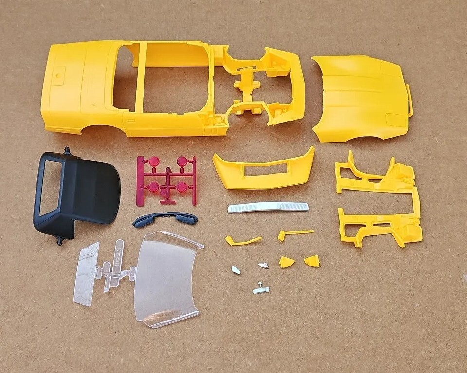 Monogram 1/24 1987 CHEVY CORVETTE ROADSTER INDYCAR OFFICIAL PACE CAR BODY