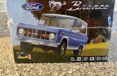 New In Box Revell Ford Bronco Plastic Car Model Kit Scale 1:25 Sealed 85-4320