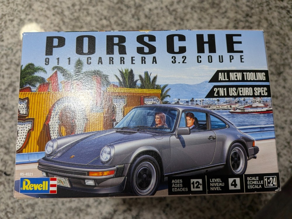 Revell Porsche 911 Carrera 3.2 Coupe 2-In-1 -New Tool 1/24 Model Car Kit 85-4521