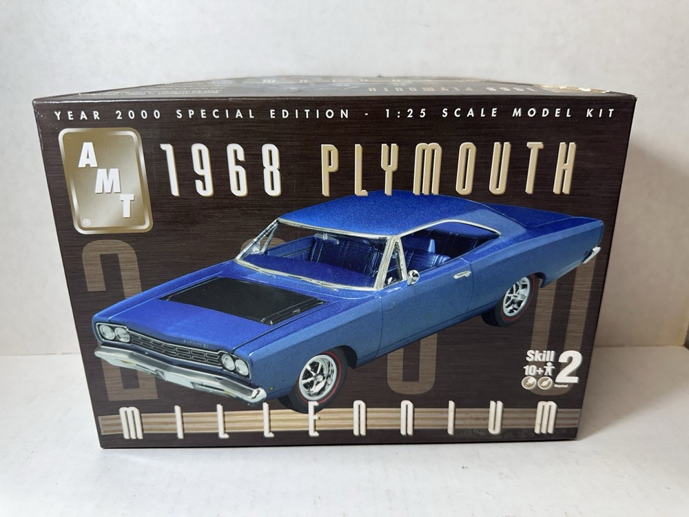 AMT 1968 Plymouth Road Runner Millennium 1:25 Model Kit #30270 NEW OPEN BOX