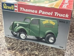 REVELL THAMES PANEL TRUCK WITH DETAIL PARTS NEW INSIDE KIT! CIRCA 1995!! VMCP!