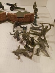 SNAP PLASTICS No. 152 BUILT 1/40th 105mm HOWITZER Lot With Various Fiqures