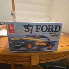 AMT ’57 FORD HARDTOP 1/25 SCALE MODEL KIT