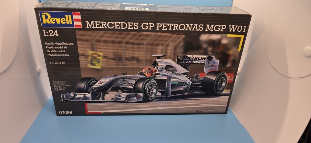 Revell 07098 MERCEDES PETRONAS MGP W01 FORMULA 1 RACE CAR 1:24 F1 NOS SEALED!