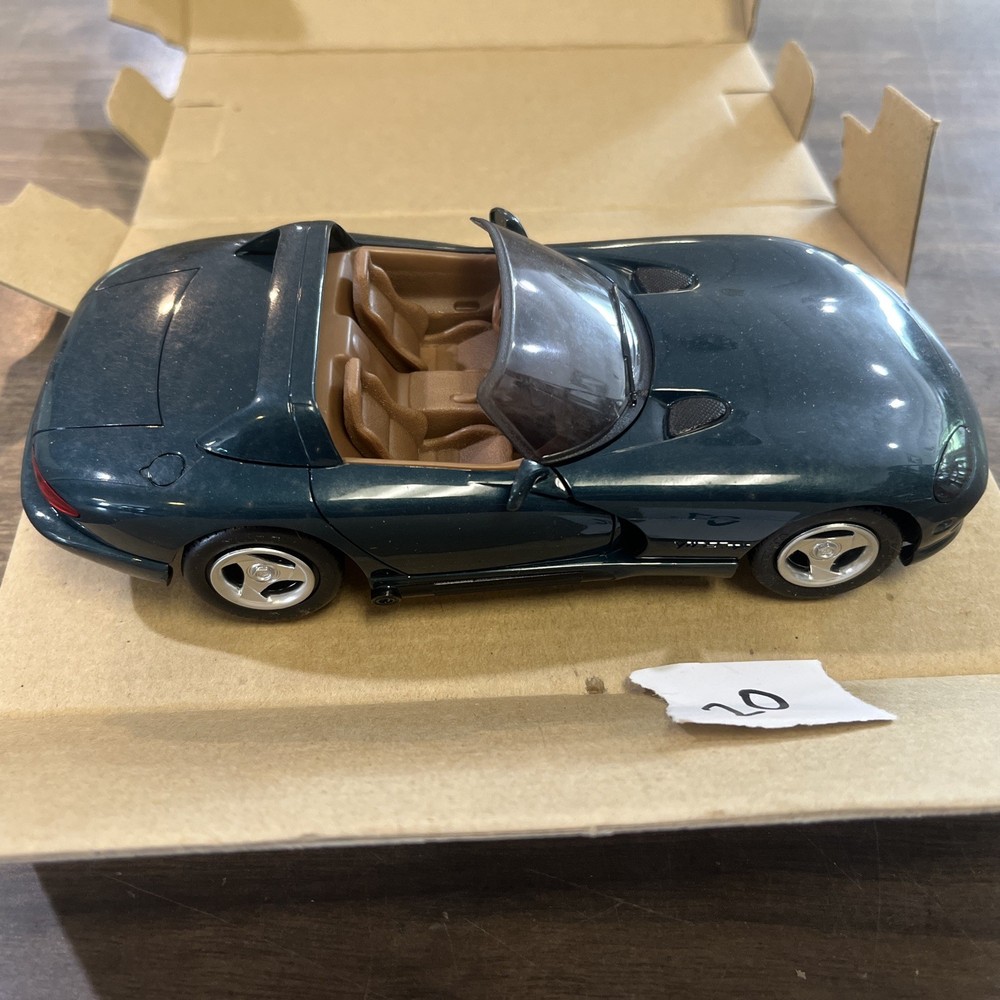 1:25 Scale AMT Ertl Plastic Model Car #6128 1993 Dodge Viper RT/10