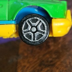 GREENBRIER SUNTOYS 9891 GREEN BLUE & YELLOW DIECAST 2 3/4″ CAR W/ COBRA SNAKE