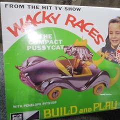 Wacky Races: Compact Pussycat Figure Snap Model Kit Penelope Pitstop 1/25 Scale