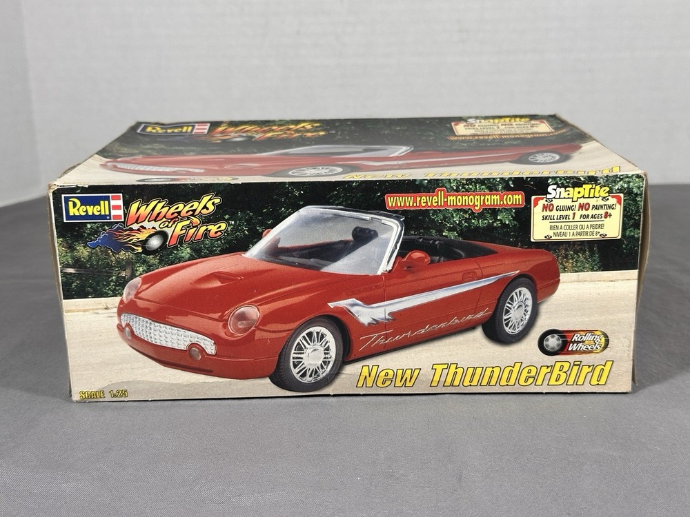 REVELL 1/25 Scale Model Kit Ford NEW THUNDERBIRD 2002-2005 dated 1999 T-bird