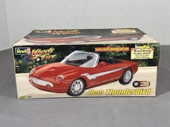 REVELL 1/25 Scale Model Kit Ford NEW THUNDERBIRD 2002-2005 dated 1999 T-bird
