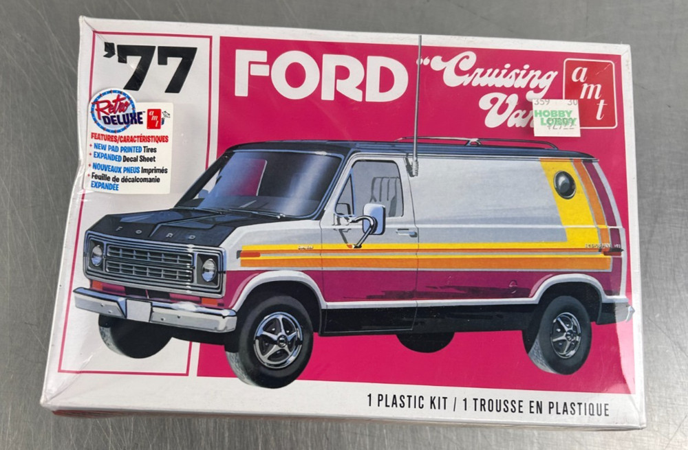 AMT 1977 Ford Cruising Van Model Kit #1108 Plastic 1/25 Truck Retro Deluxe
