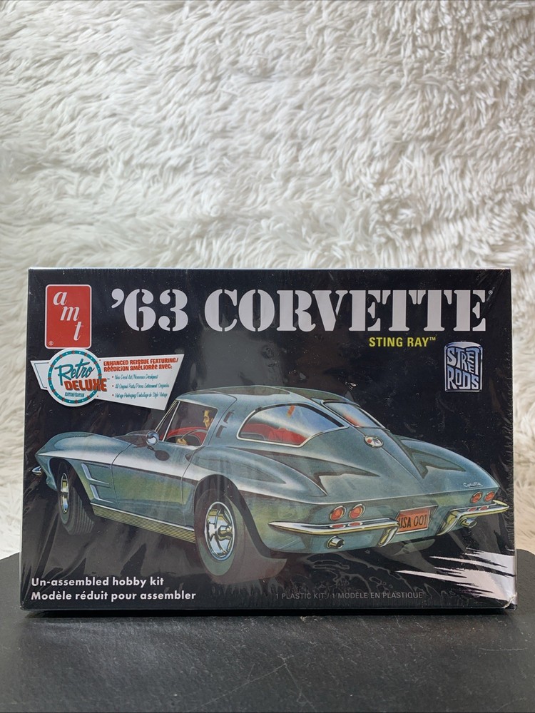 AMT ’63 Corvette Sting Ray Retro Deluxe Edition 1/25 Model Kit AMT861M