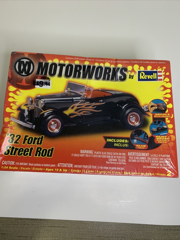 ’32 Ford Street Rod Motorworks by Revell 1:24 Skill 2 Model Kit NIB