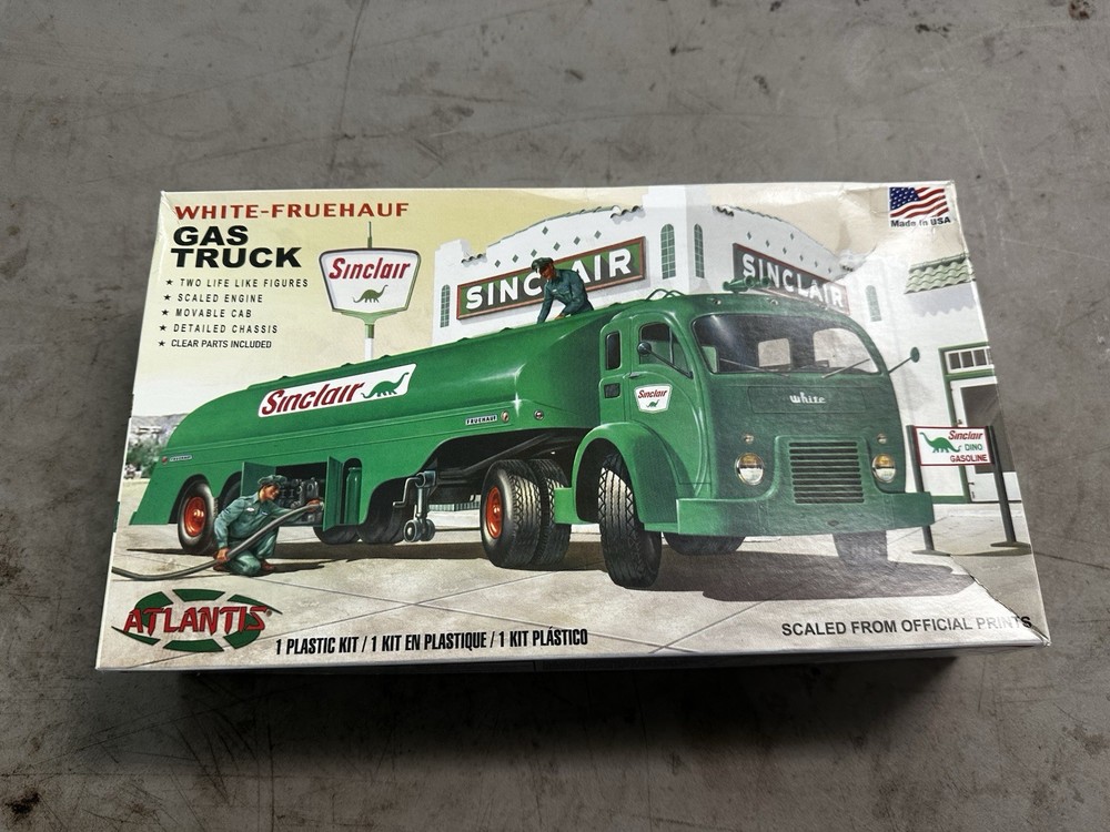 Atlantis White-Fruehauf Sinclair Gas Truck 1:48 Plastic Model Kit w/ Decals