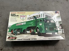 Atlantis White-Fruehauf Sinclair Gas Truck 1:48 Plastic Model Kit w/ Decals