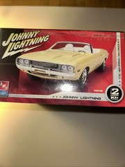 AMT Ertl Johnny Lighting 1970 Dodge Challenger 1:25 Scaled Sealed